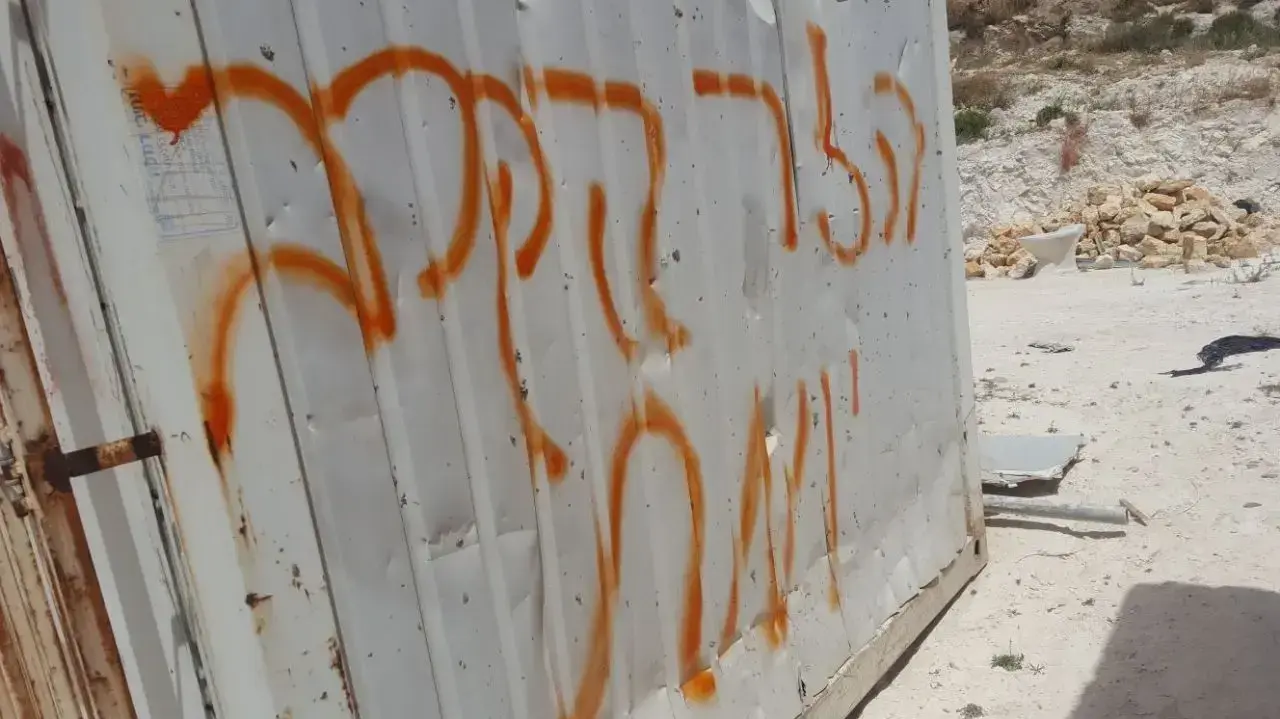 אלמונים ריססו כתובות נאצה וכרתו עצים בכפר באזור שכם 18.4.18 אלמונים ריססו כתובות נאצה וכרתו עצים בכפר באזור שכם 18.4.18