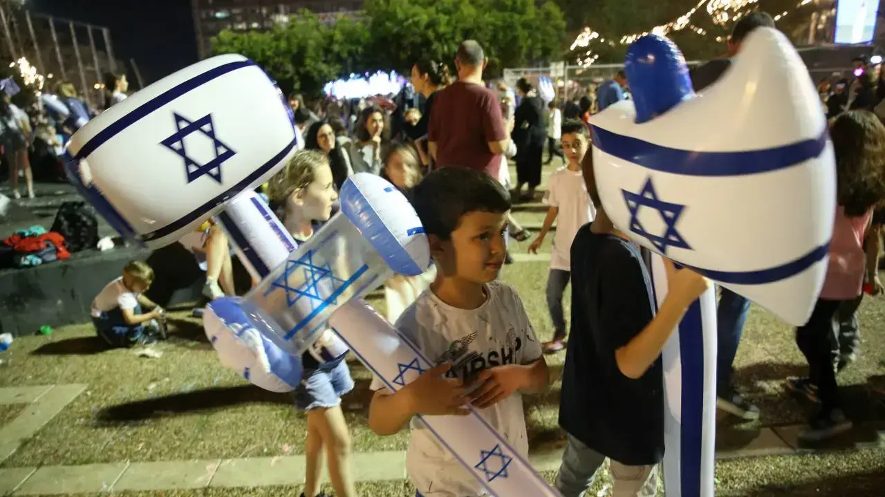 חוגגים יום עצמאות בכיכר רבין בתל אביב