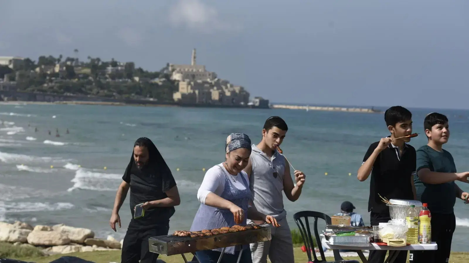 ישראלים חוגגים את יום העצמאות במנגלים, תל אביב, 19 באפריל 2018 ישראלים חוגגים את יום העצמאות במנגלים, תל אביב, 19 באפריל 2018