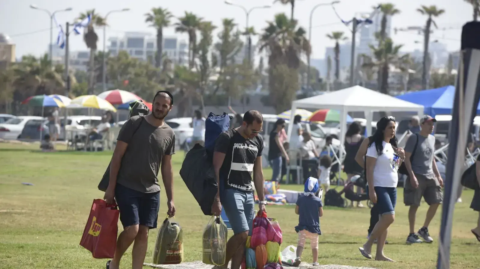 ישראלים חוגגים את יום העצמאות במנגלים, תל אביב, 19 באפריל 2018 ישראלים חוגגים את יום העצמאות במנגלים, תל אביב, 19 באפריל 2018
