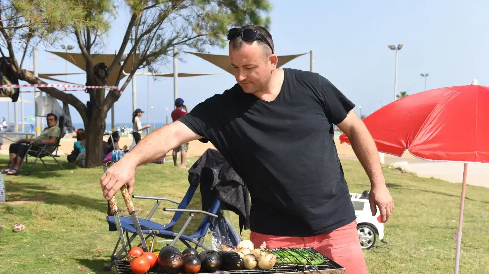 ישראלים חוגגים את יום העצמאות במנגלים, תל אביב, 19 באפריל 2018 ישראלים חוגגים את יום העצמאות במנגלים, תל אביב, 19 באפריל 2018