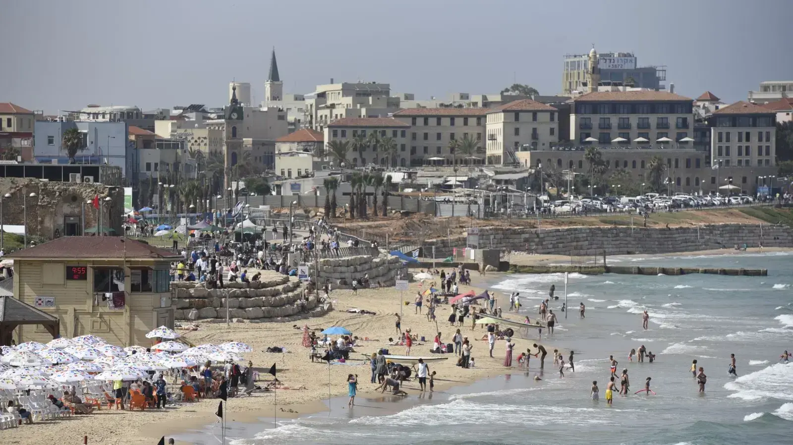 ישראלים חוגגים את יום העצמאות בים, תל אביב, 19 באפריל 2018 ישראלים חוגגים את יום העצמאות בים, תל אביב, 19 באפריל 2018