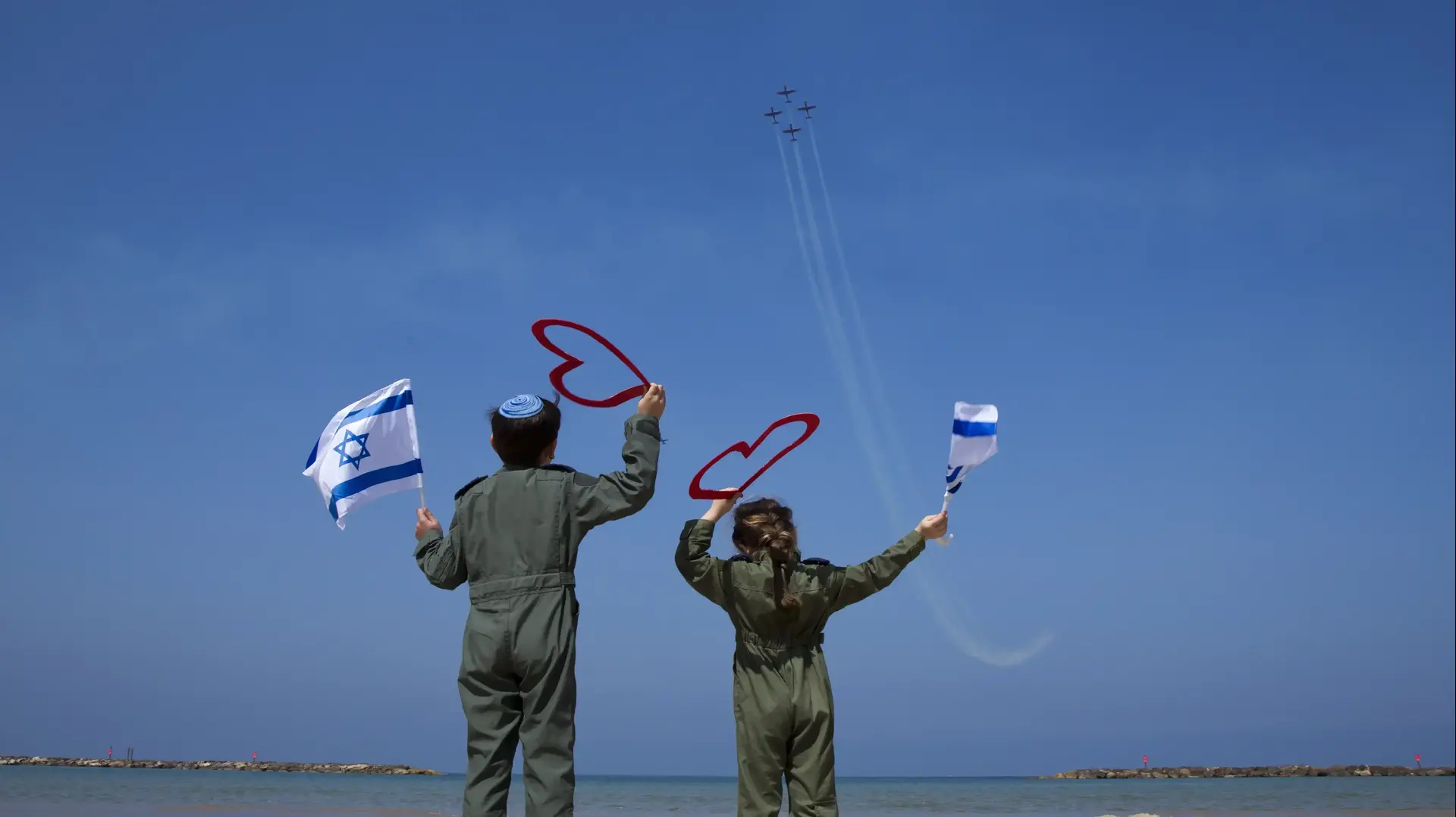 ילדים מחופשים לטייסים צופים בחזרות למטס יום העצמאות, תל אביב, 19 באפריל 2018