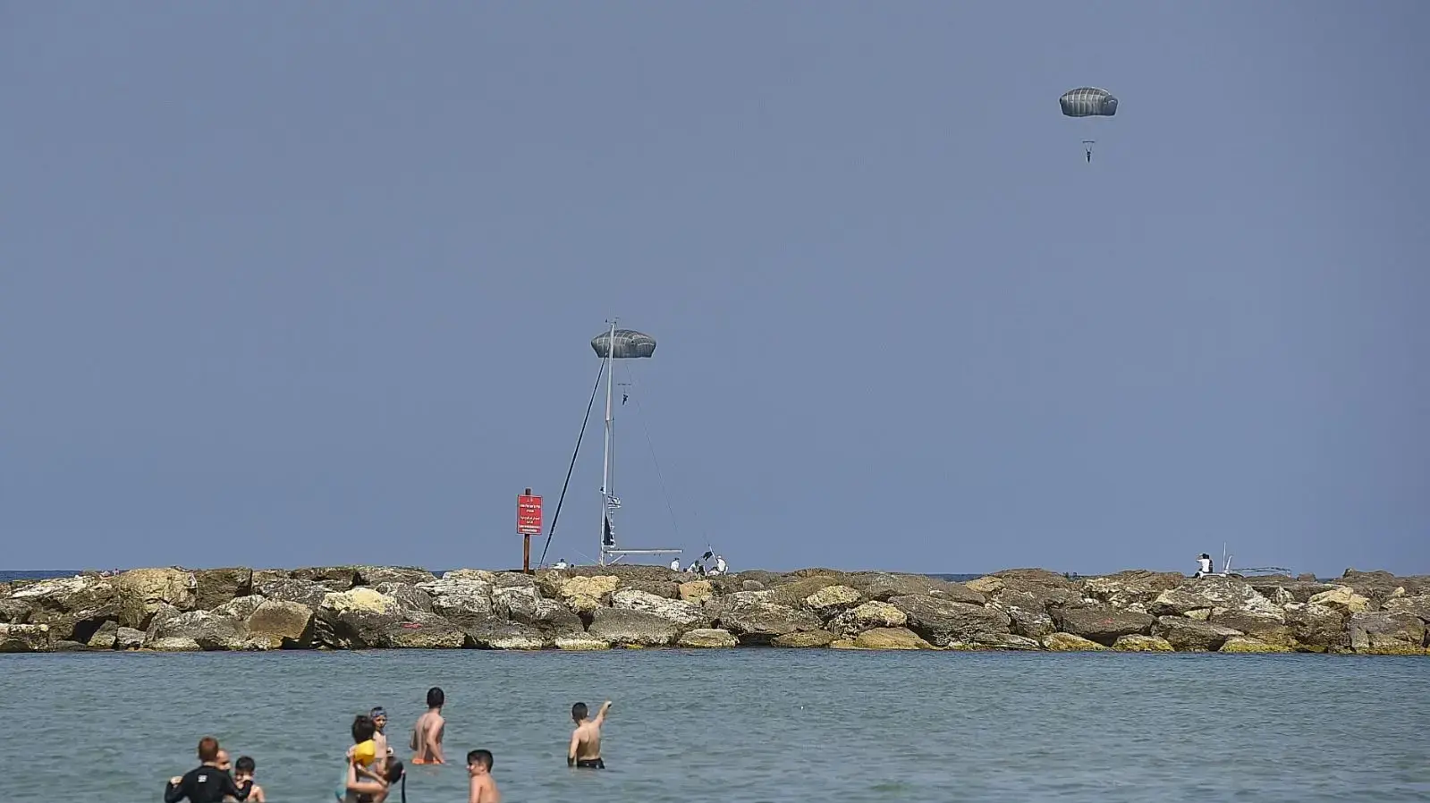 צנחנים נוחתים בים כחלק ממטס יום העצמאות, תל אביב, 19 באפריל 2018
