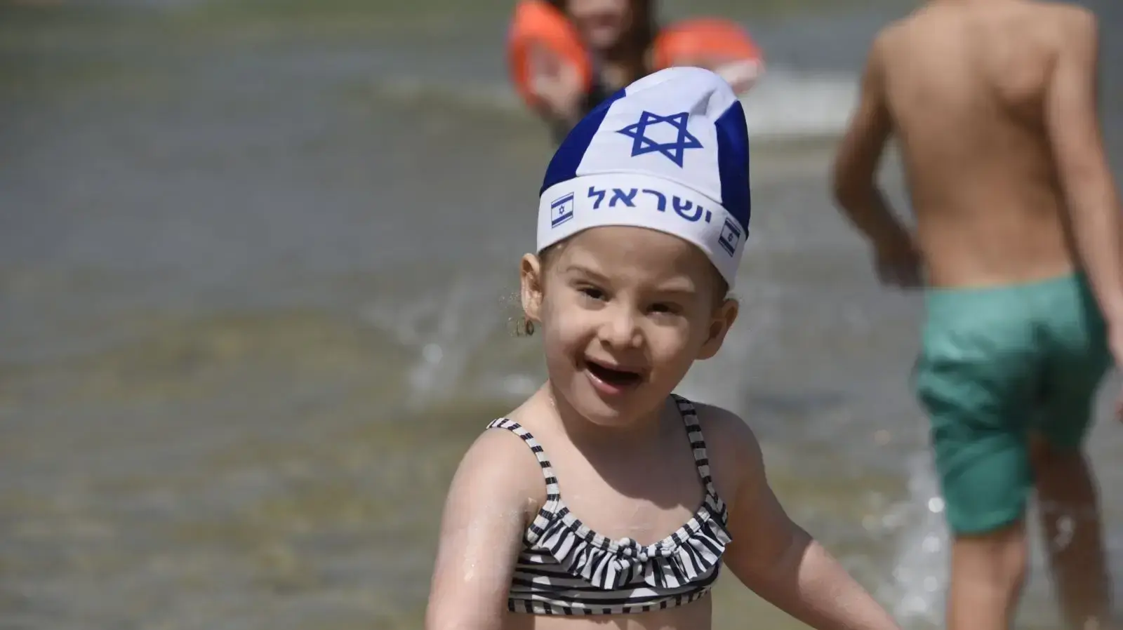 ישראלים חוגגים את יום העצמאות בים, תל אביב, 19 באפריל 2018 ישראלים חוגגים את יום העצמאות בים, תל אביב, 19 באפריל 2018