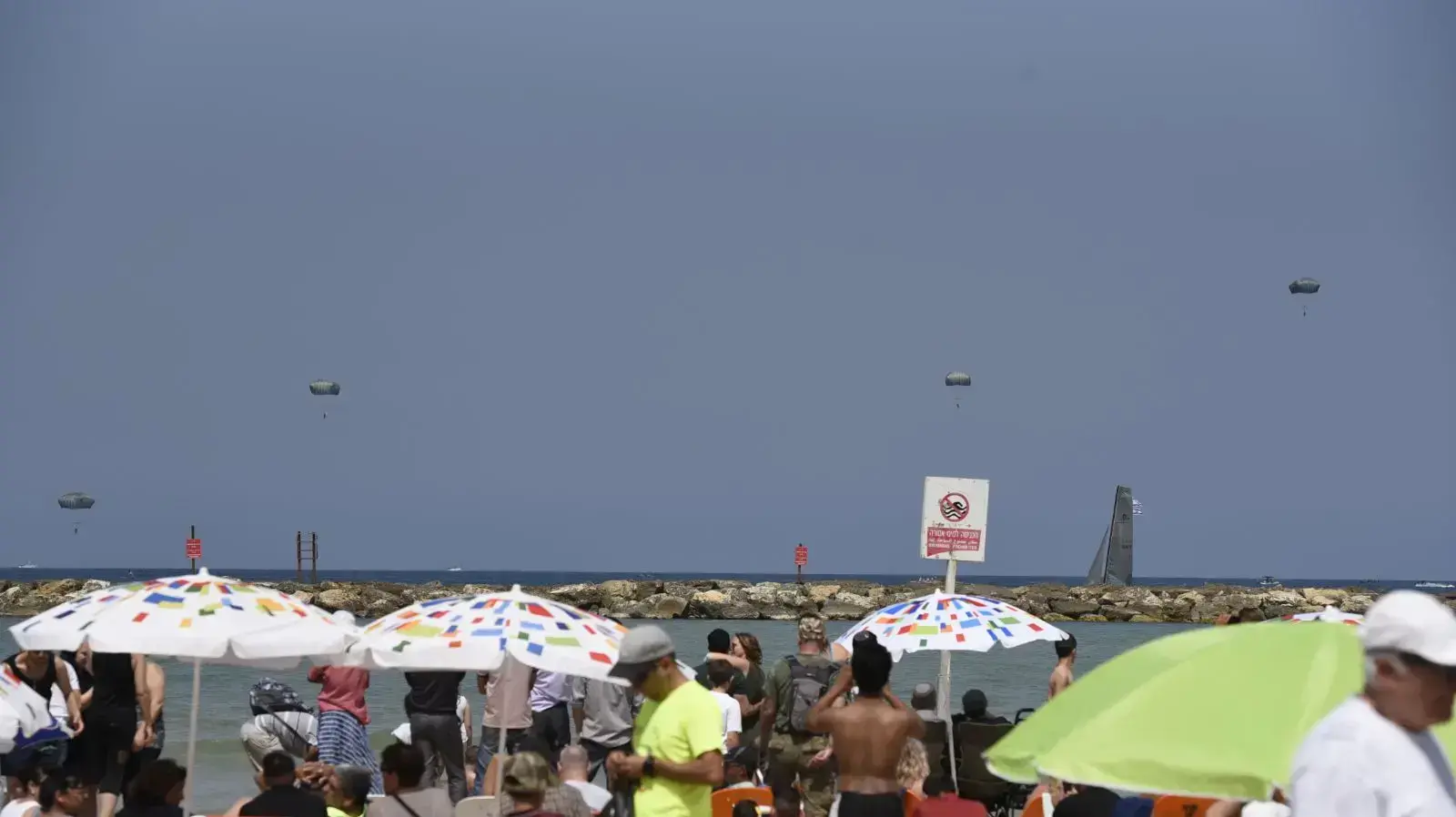 צנחנים צונחים ממטוס כחלק ממטס יום העצמאות, תל אביב, 19 באפריל 2018