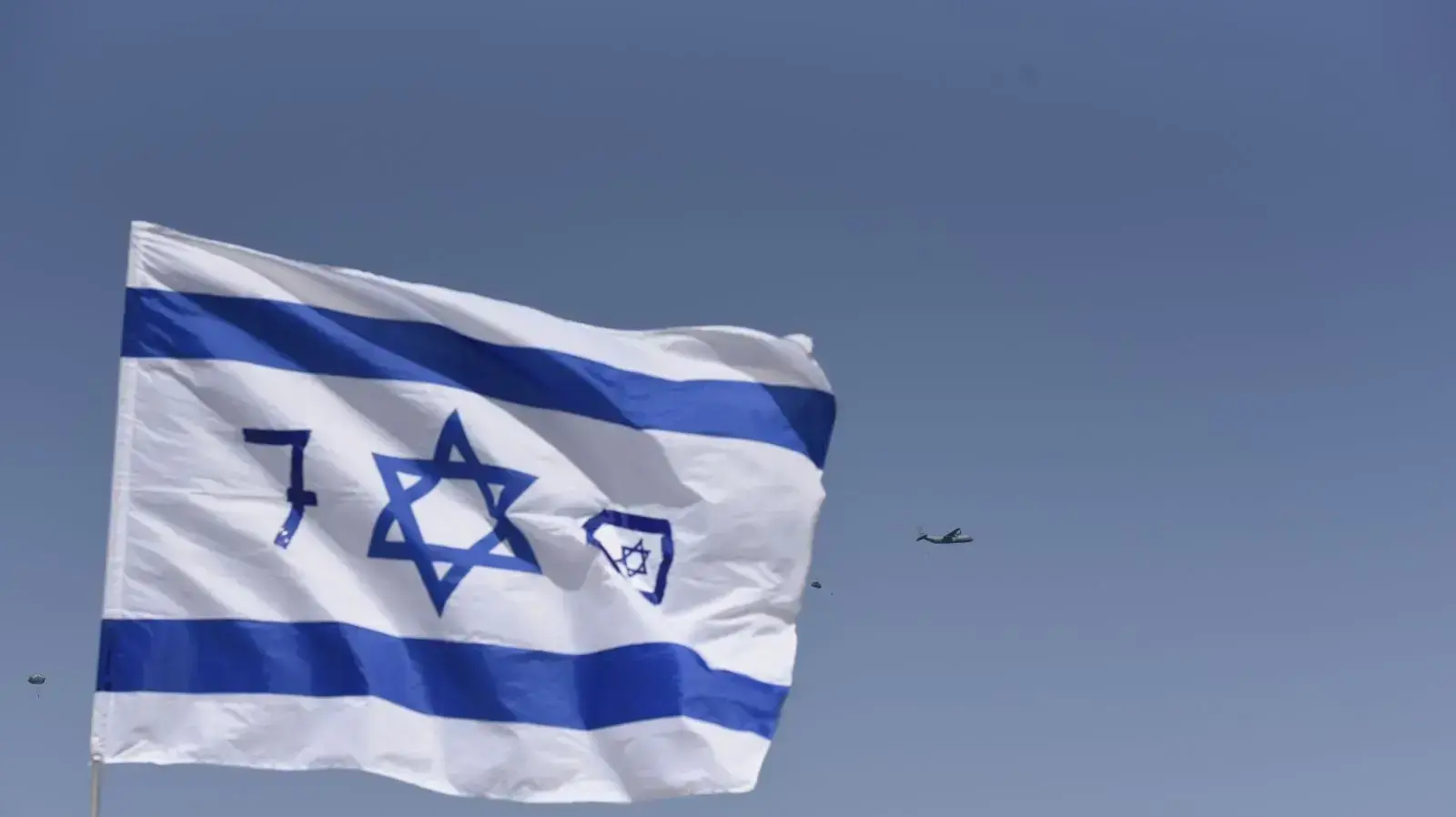 צנחנים צונחים ממטוס כחלק ממטס יום העצמאות, תל אביב, 19 באפריל 2018