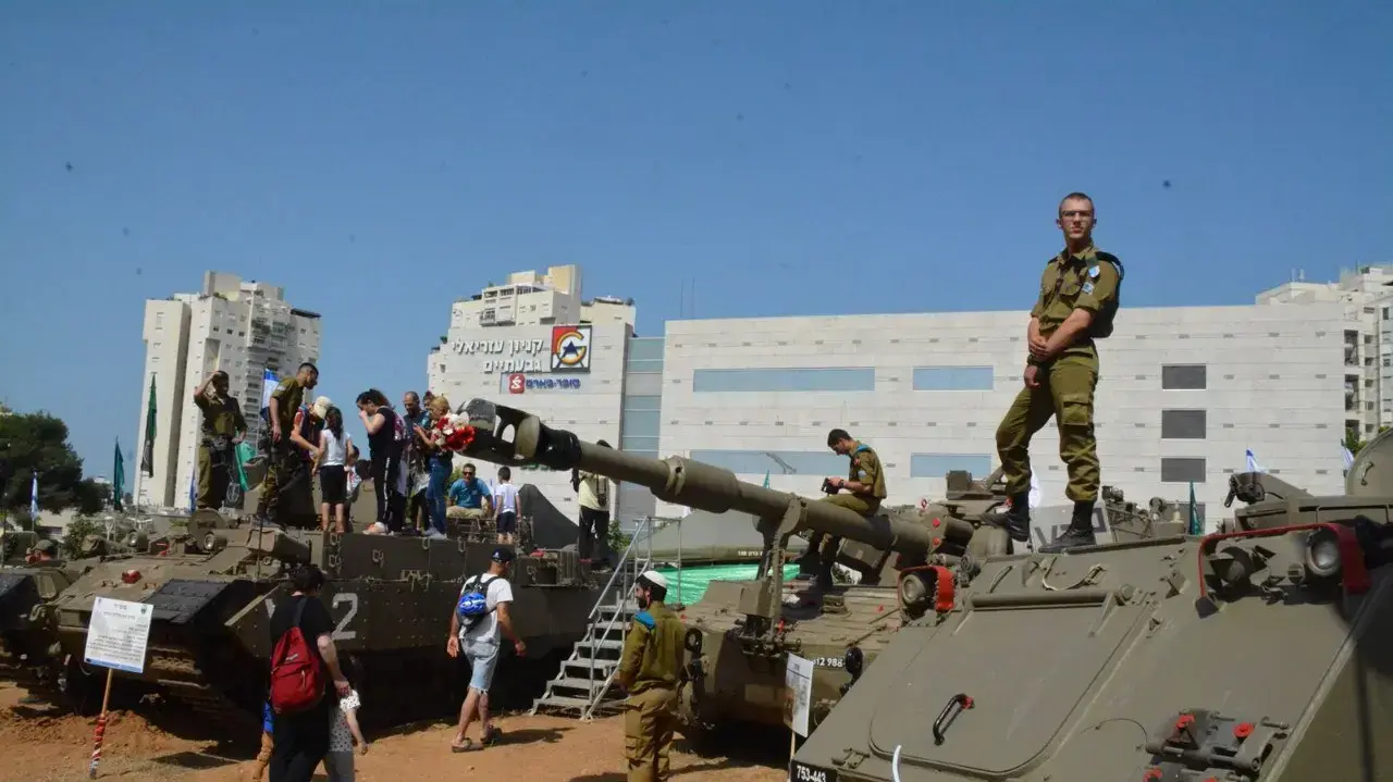 מבקרים בחניון חטיבה 188 בפארק גבעתיים לכבוד יום העצמאות, 19 באפריל 2018