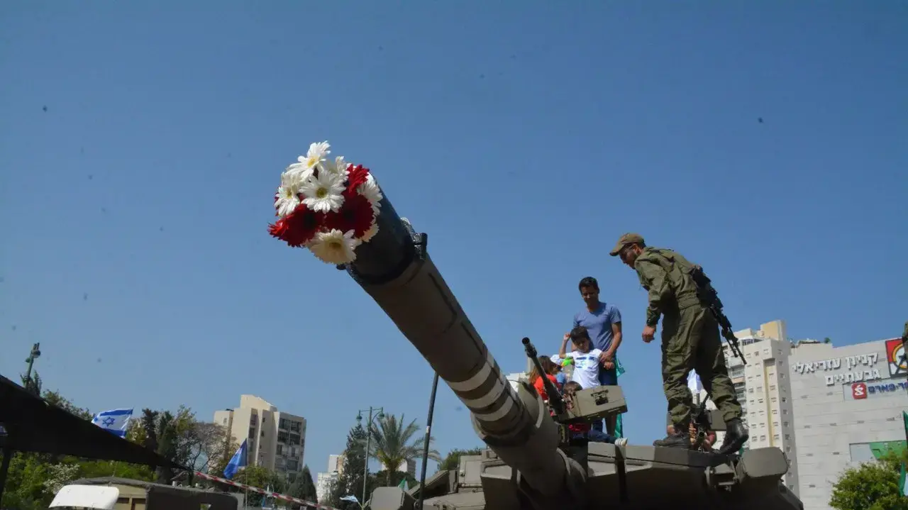 מבקרים בחניון חטיבה 188 בפארק גבעתיים לכבוד יום העצמאות, 19 באפריל 2018