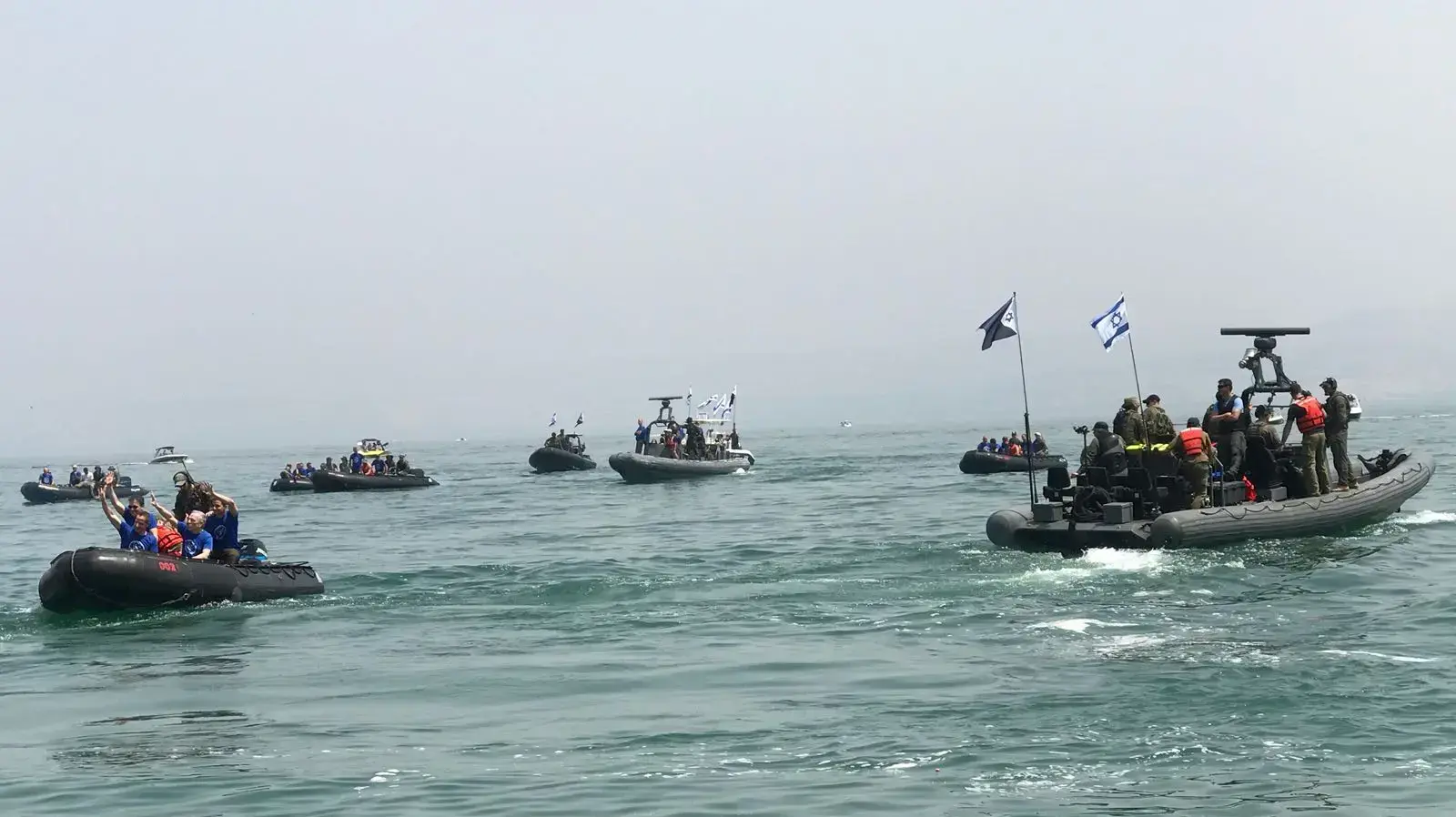 סירות שייטת 13 חיל הים משיבות את הצנחנים שצנחו במפגן הצניחה לכנרת, 19 באפריל 2018