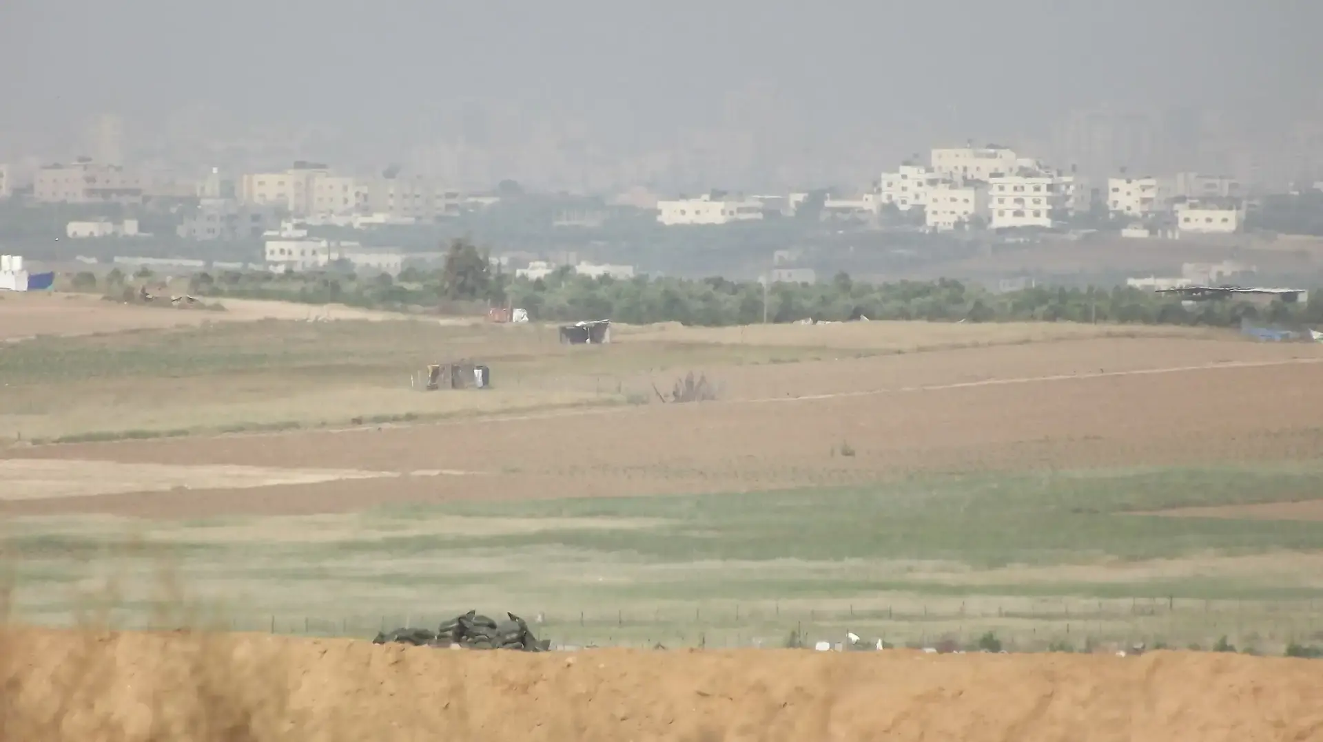 עמדת צלף ישראל. חמאס מרחיב את היקף המוצבים שלו מול עמדות צה"ל לאורך הגבול 