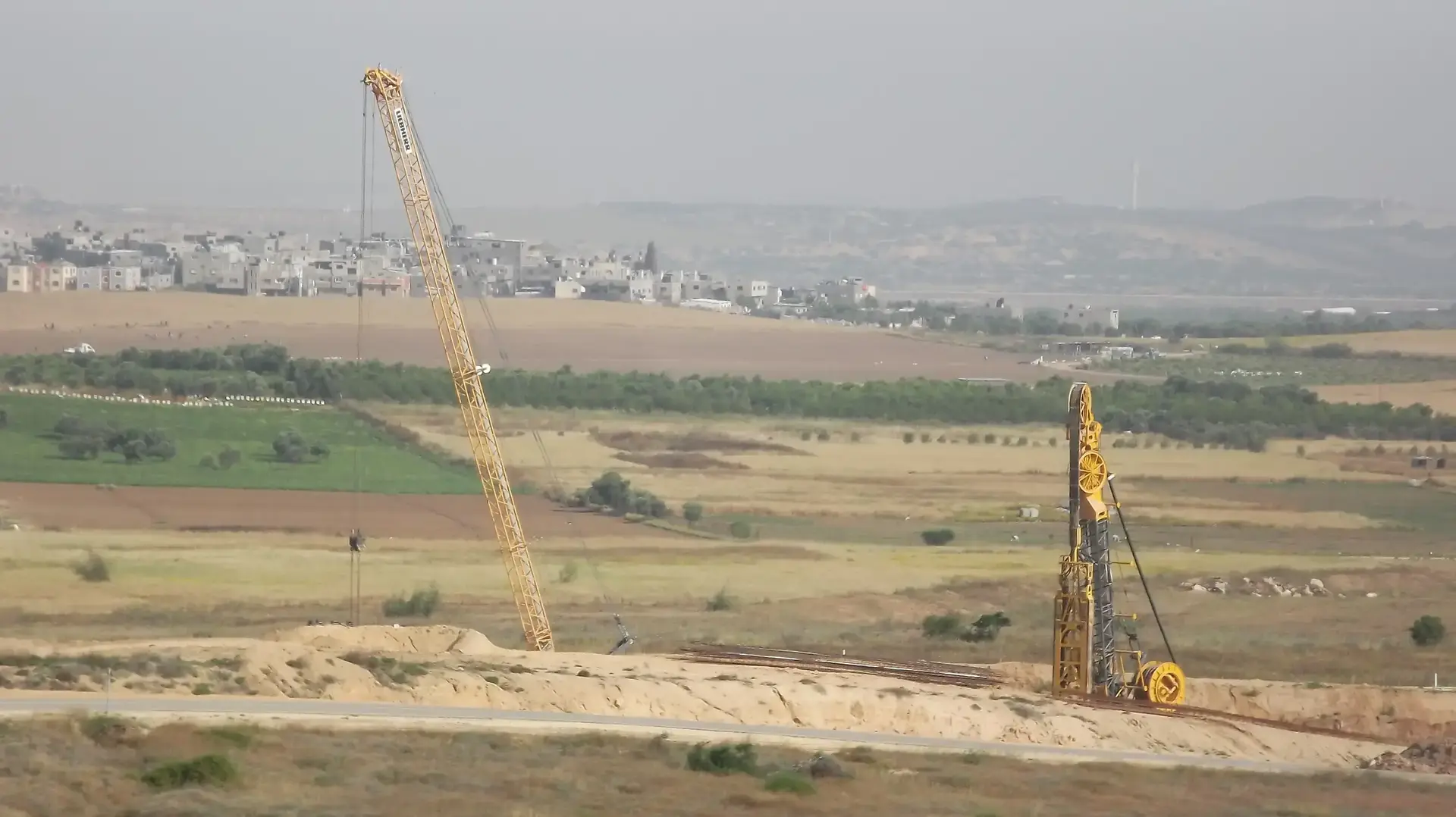 בהנחיית הרמטכ"ל רא"ל גדי איזנקוט נמשכות העבודות לבניית החומה התת קרקעית למרות המתח