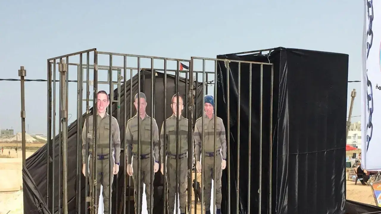 מיצג שהציבו פלסטינים במהלך הפגנה בסמוך לגדר המערכת ברצועה, עם דיוקנותיהם של השבויים הישראלים שנמצאים בידי חמאס, אפריל 2018 מיצג שהציבו פלסטינים במהלך הפגנה בסמוך לגדר המערכת ברצועה, עם דיוקנותיהם של השבויים הישראלים שנמצאים בידי חמאס, אפריל 2018
