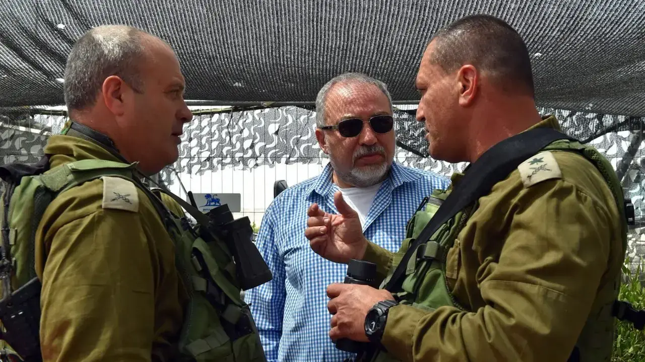 שר הביטחון, אביגדור ליברמן, מביקורו בעוטף עזה עם אלוף פיקוד הדרום, אייל זמיר שר הביטחון, אביגדור ליברמן, מביקורו בעוטף עזה עם אלוף פיקוד הדרום, אייל זמיר