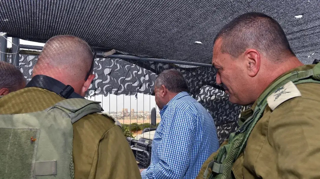 שר הביטחון, אביגדור ליברמן, מביקורו בעוטף עזה עם אלוף פיקוד הדרום, אייל זמיר שר הביטחון, אביגדור ליברמן, מביקורו בעוטף עזה עם אלוף פיקוד הדרום, אייל זמיר