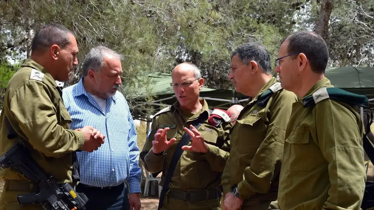 שר הביטחון, אביגדור ליברמן, מביקורו בעוטף עזה עם אלוף פיקוד הדרום, אייל זמיר, מפקד אגף המבצעים ניצן אלון שר הביטחון, אביגדור ליברמן, מביקורו בעוטף עזה עם אלוף פיקוד הדרום, אייל זמיר, מפקד אגף המבצעים ניצן אלון
