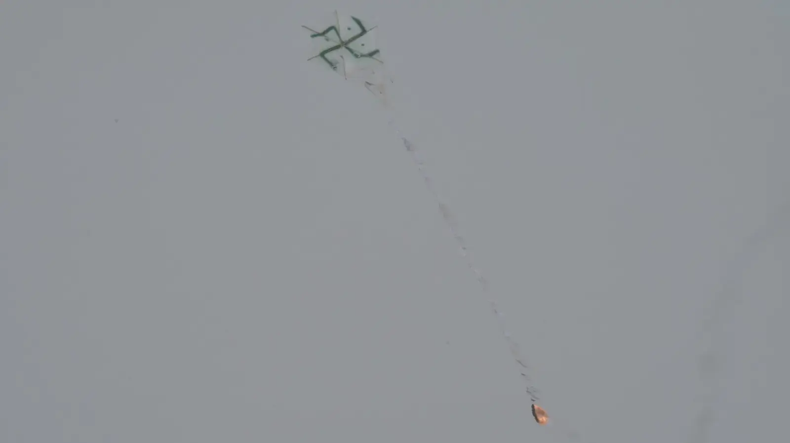 עפיפון בוער עם צלב קרס רצועת עזה עפיפון בוער עם צלב קרס רצועת עזה