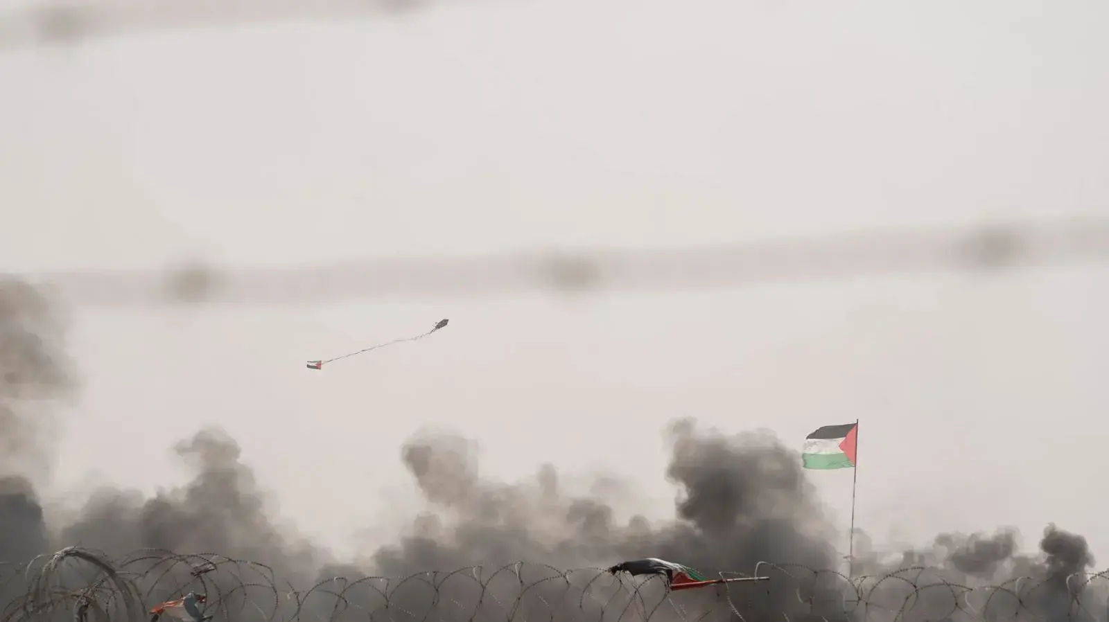עפיפון בוער עם צלב קרס רצועת עזה עפיפון בוער עם צלב קרס רצועת עזה