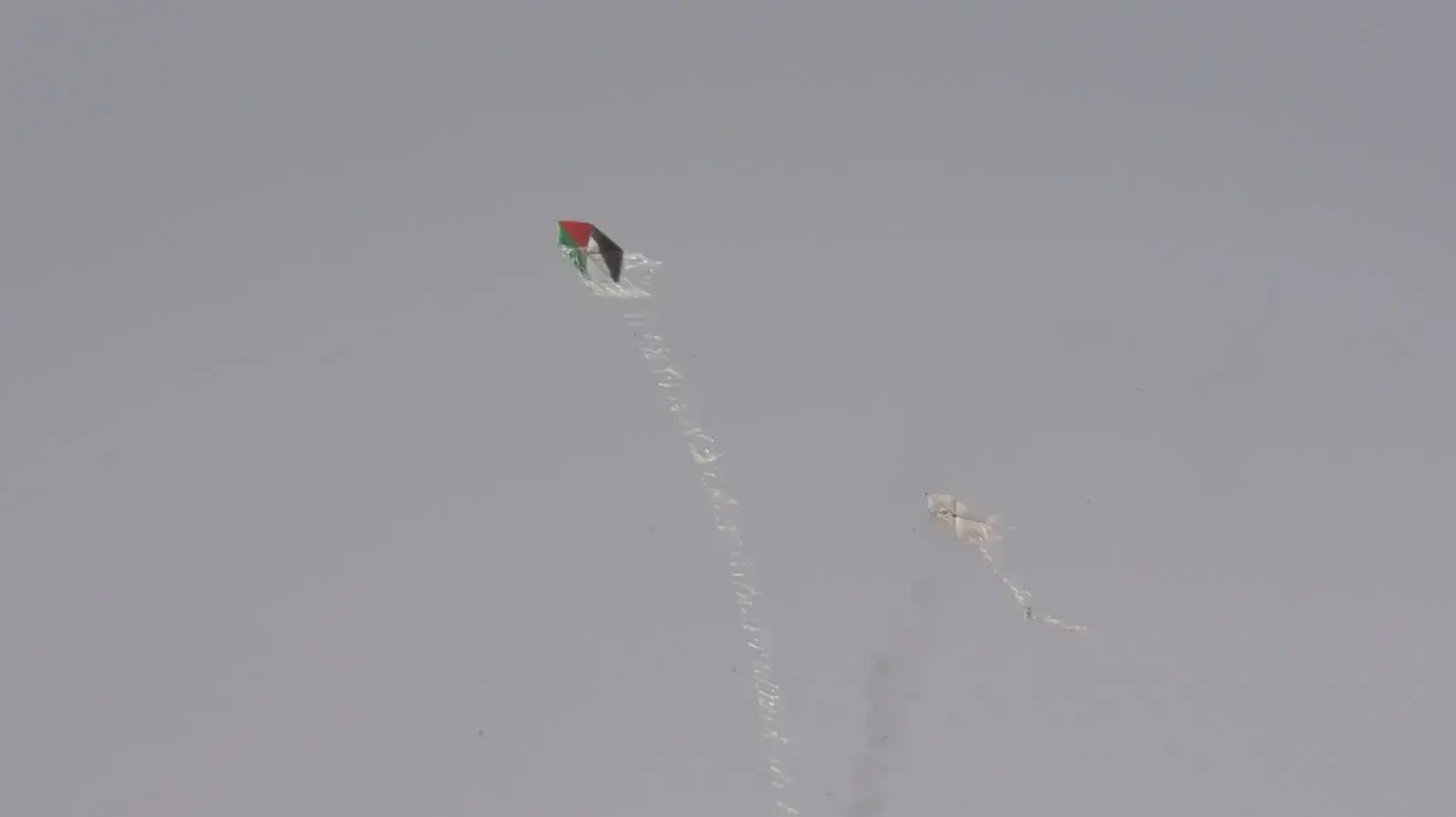 עפיפון בוער עם צלב קרס רצועת עזה עפיפון בוער עם צלב קרס רצועת עזה