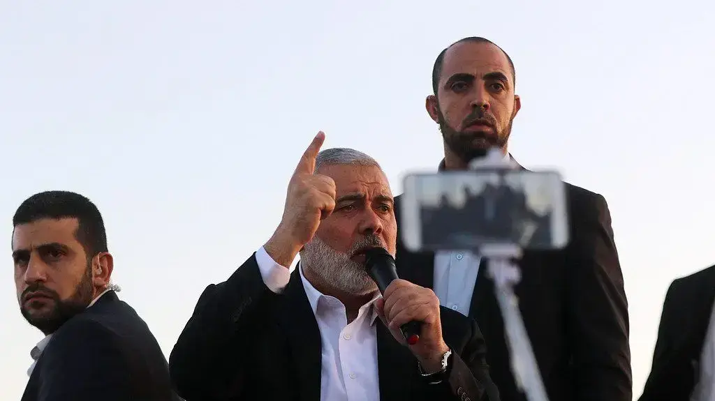 מנהיג חמאס אסמאעיל הניה בין מפגינים באזור הגבול עם ישראל, 20 באפריל 2018 מנהיג חמאס אסמאעיל הניה בין מפגינים באזור הגבול עם ישראל, 20 באפריל 2018