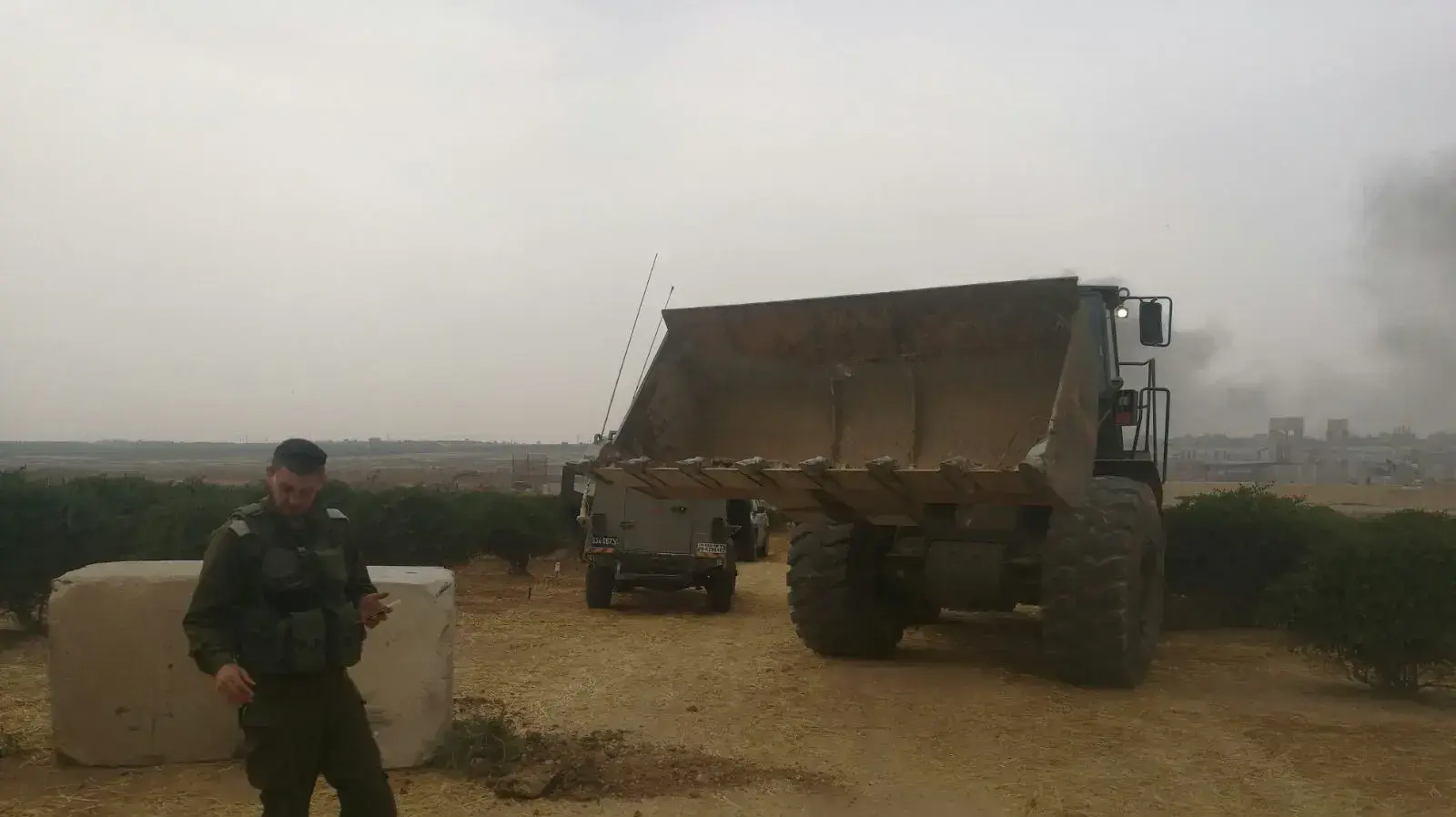 צה"ל הציב מרכיבי מיגון ללוחמים מול מוקדי ההפגנות גבול רצועת עזה צה"ל הציב מרכיבי מיגון ללוחמים מול מוקדי ההפגנות גבול רצועת עזה