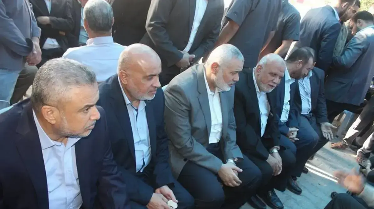 ראש הלשכה המדינית של חמאס אסמאעיל הנייה מבקר בסוכת האבלים של אחד מהרוגי ההפגנות בגבול רצ"ע בשישי האחרון 21 באפריל 2018 
