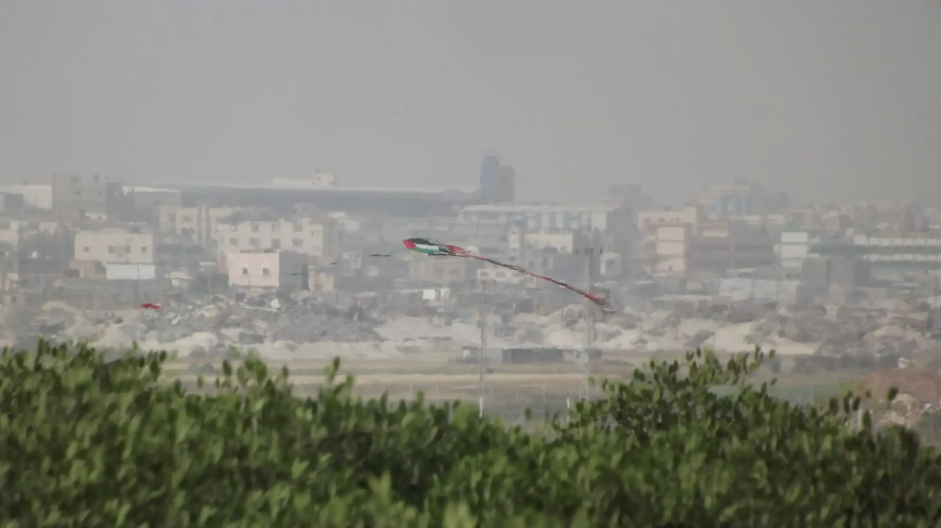 עפיפוני תבערה בגבול רצועת עזה, הפלסטינים מפגינים עפיפוני תבערה בגבול רצועת עזה, הפלסטינים מפגינים