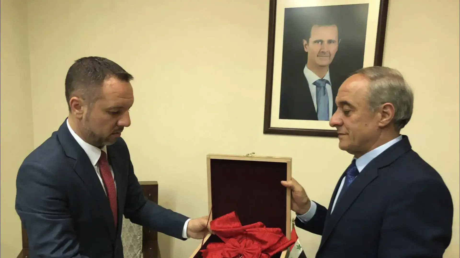 גורם במשרד החוץ של סוריה משיב לגורם בשגרירות רומניה בדמשק את אות לגיון הכבוד שקיבל אסד מצרפת, גורם במשרד החוץ של סוריה משיב לגורם בשגרירות רומניה בדמשק את אות לגיון הכבוד שקיבל אסד מצרפת,