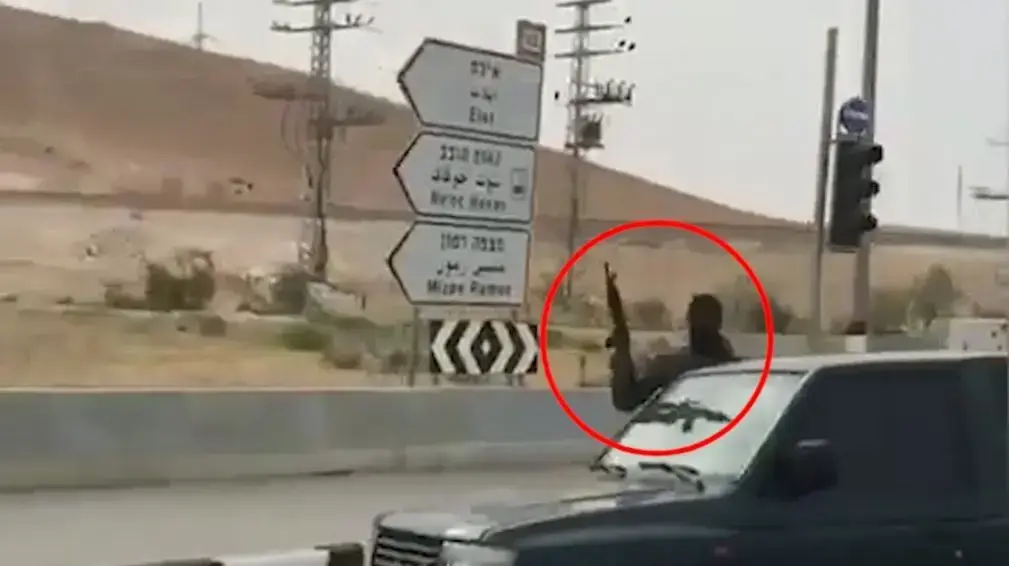 תיעוד מטריד מכבישי הדרום: נהיגה בשוליים וירי בחגיגות חתונה
