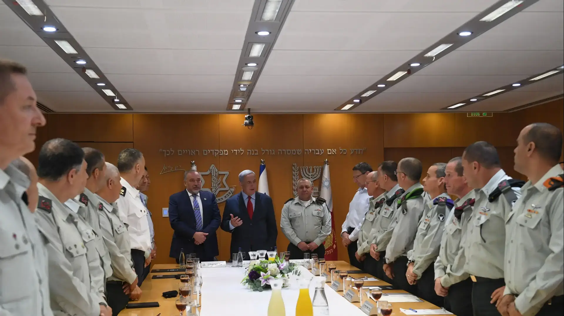 ראש הממשלה בנימין נתניהו, שר הביטחון אביגדור ליברמן, הרמטכ''ל גדי איזנקוט וחברי פורום מטכ''ל- הרמת כוסית לרגל 70 שנה לעצמאות ישראל. ראש הממשלה בנימין נתניהו, שר הביטחון אביגדור ליברמן, הרמטכ''ל גדי איזנקוט וחברי פורום מטכ''ל- הרמת כוסית לרגל 70 שנה לעצמאות ישראל.