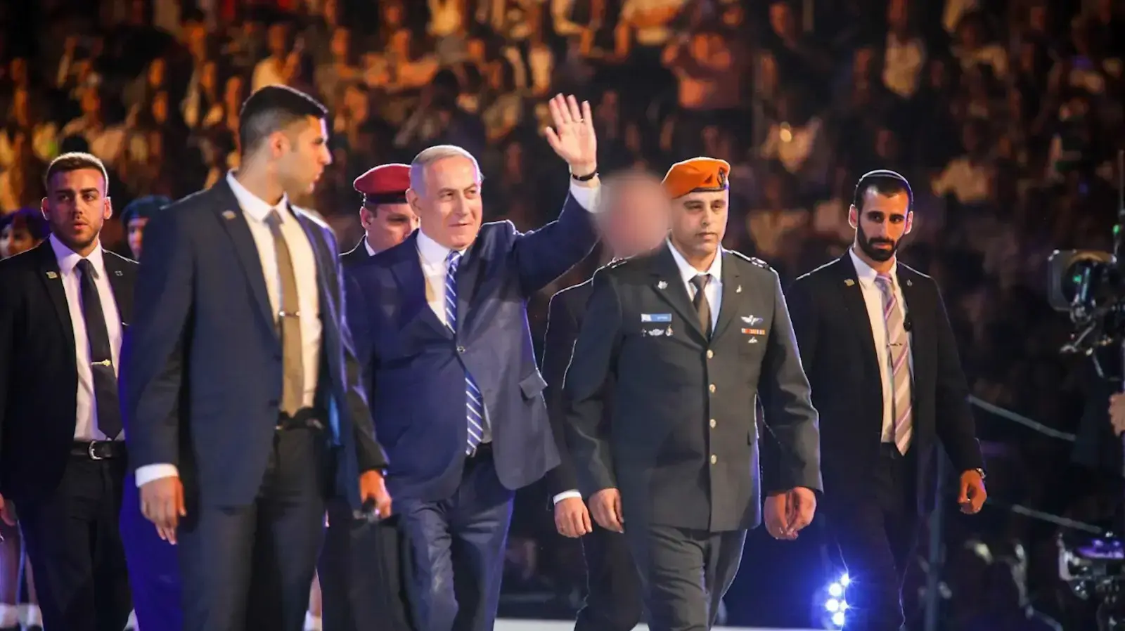המאבטח החשוד בתאונת פגע וברח במקסיקו מאבטח את ראש הממשלה בנימין נתניהו במהלך טקס המשואות בהר הרצל, ירושלים המאבטח החשוד בתאונת פגע וברח במקסיקו מאבטח את ראש הממשלה בנימין נתניהו במהלך טקס המשואות בהר הרצל, ירושלים