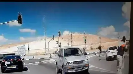 הדרום הפרוע- תיעוד: נהג רכב שהיה מעורב בתאונה בצ. אוהלים שבנגב הותקף במוט ובעיטות על ידי רעול פנים הדרום הפרוע- תיעוד: נהג רכב שהיה מעורב בתאונה בצ. אוהלים שבנגב הותקף במוט ובעיטות על ידי רעול פנים