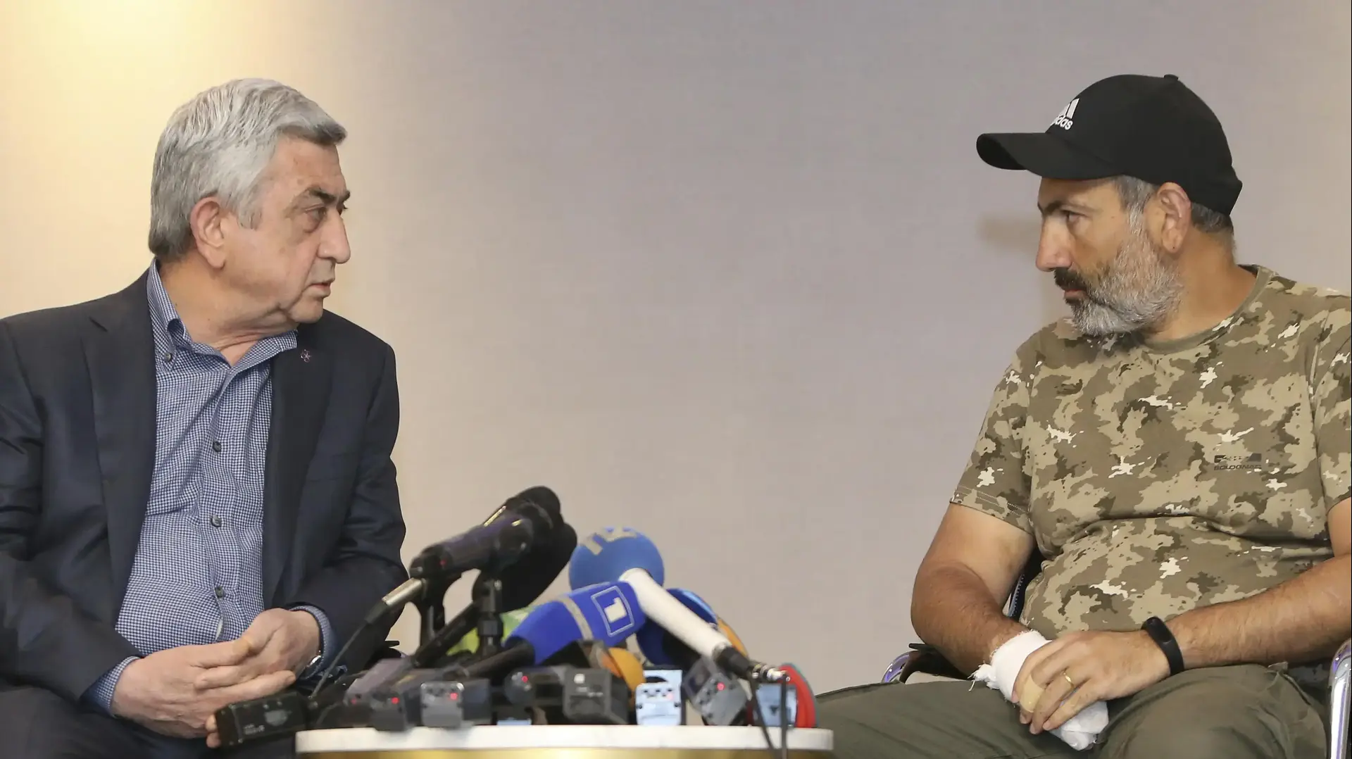 ראש ממשלת ארמניה סרז' סרקזיאן (משמאל) עם מנהיג האופוזיציה ניקול פשיניאן, 22 באפריל 2018 ראש ממשלת ארמניה סרז' סרקזיאן (משמאל) עם מנהיג האופוזיציה ניקול פשיניאן, 22 באפריל 2018