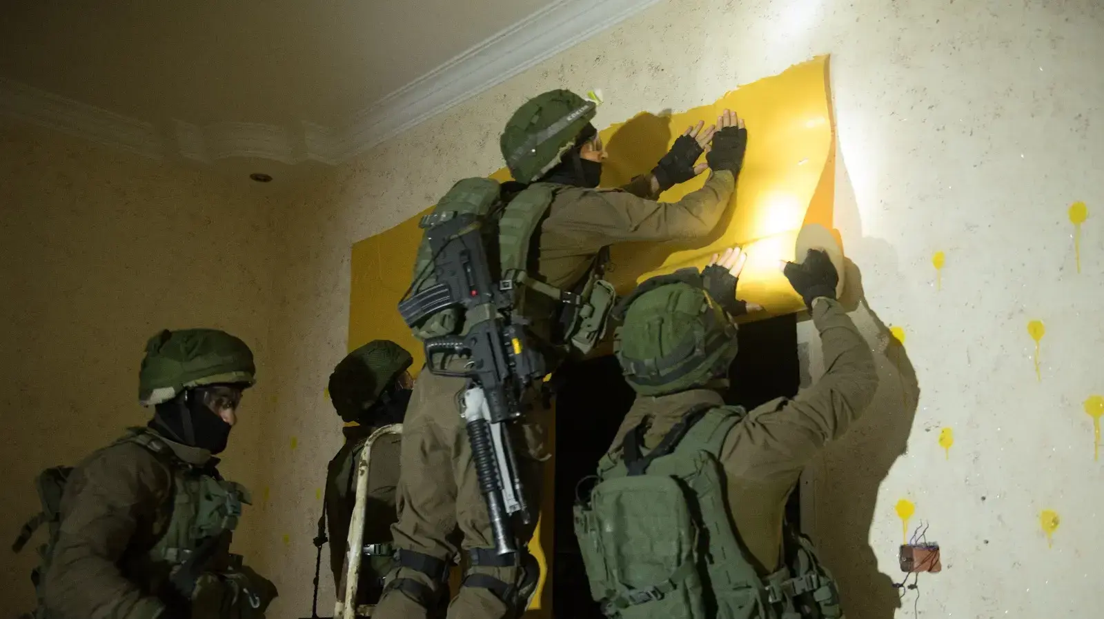 כוחות צה?ל מהחטיבה המרחבית ?מנשה? בהובלת כוחות הנדסה ובשיתוף לוחמי משמר הגבול והמנהל האזרחי הרסו את ביתו של המחבל אחמד קונבע בעיר ג?נין, המחבל היה חלק מחוליית המחבלים אשר ביצעה את פיגוע הירי בציר הסמוך לחוות גלעד ב9 בינואר 2018, בו נרצח הרב רזיאל שבח, 24 באפריל 2018 כוחות צה?ל מהחטיבה המרחבית ?מנשה? בהובלת כוחות הנדסה ובשיתוף לוחמי משמר הגבול והמנהל האזרחי הרסו את ביתו של המחבל אחמד קונבע בעיר ג?נין, המחבל היה חלק מחוליית המחבלים אשר ביצעה את פיגוע הירי בציר הסמוך לחוות גלעד ב9 בינואר 2018, בו נרצח הרב רזיאל שבח, 24 באפריל 2018