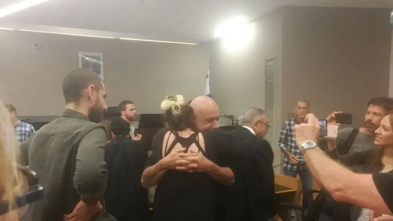 ניצב בדימוס ניסו שחם ובתו במתן גזר הדין בתל אביב ניצב בדימוס ניסו שחם ובתו במתן גזר הדין בתל אביב