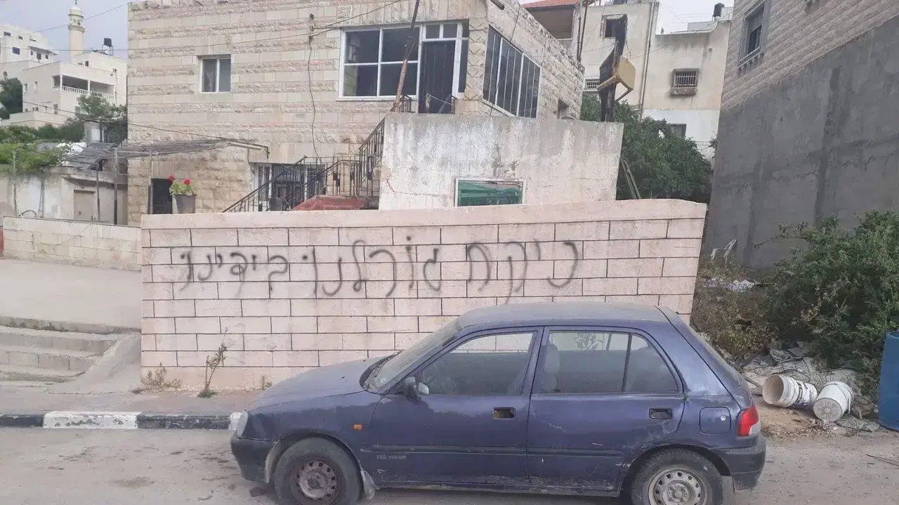 כתובת נאצה שרוססה בכפר דיר עמאר שברמאללה. 25 באפריל 2018 כתובת נאצה שרוססה בכפר דיר עמאר שברמאללה. 25 באפריל 2018