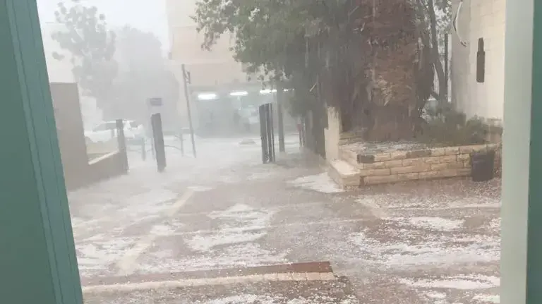 ברד בדימונה. 25 באפריל 2018 ברד בדימונה. 25 באפריל 2018