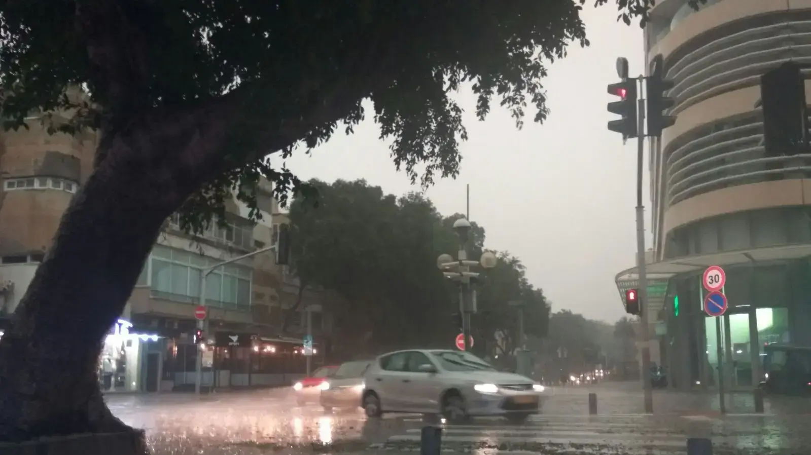 מזג אויר סוער בתל אביב, 25 באפריל 2018 מזג אויר סוער בתל אביב, 25 באפריל 2018