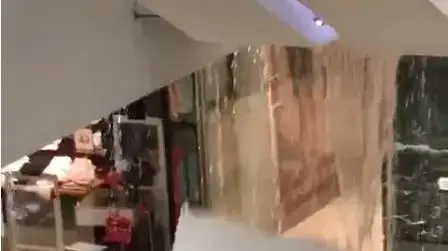 תיעוד: קניון 'רוטשילד' בראשון לציון הוצף וחלק מהתקרה קרס, 25 באפריל 2018 תיעוד: קניון 'רוטשילד' בראשון לציון הוצף וחלק מהתקרה קרס, 25 באפריל 2018