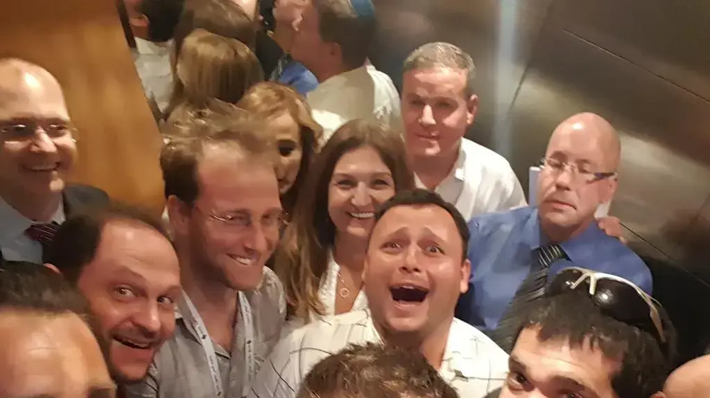 ארבעה חברי כנסת בהם אורן חזן נתקעו במעלית באילת, 25 באפריל 2018