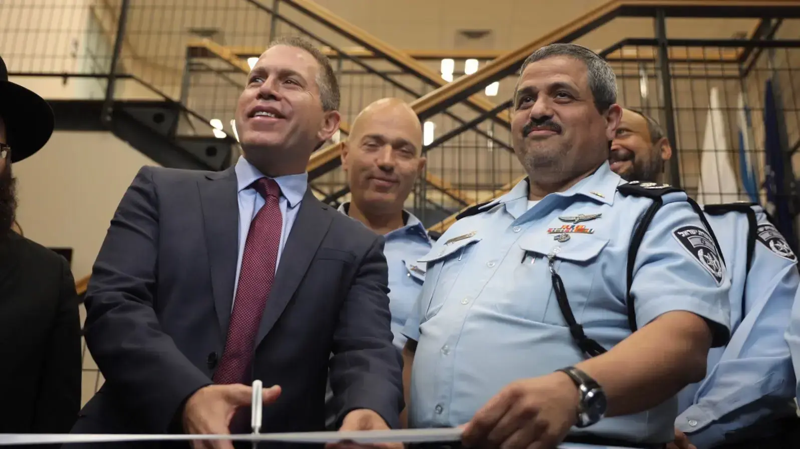 מרכז השליטה המשודרג של אגף התנועה בבית דגן  מפכ"ל המשטרה רוני אלשך גלעד ארדן