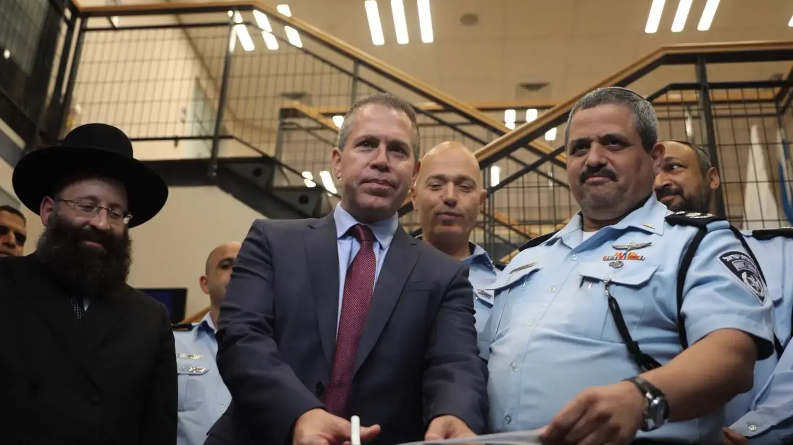 מרכז השליטה המשודרג של אגף התנועה בבית דגן מפכ"ל המשטרה רוני אלשך גלעד ארדן מרכז השליטה המשודרג של אגף התנועה בבית דגן מפכ"ל המשטרה רוני אלשך גלעד ארדן