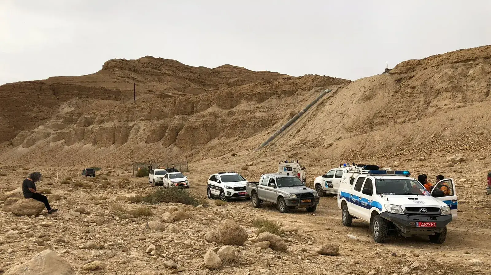 אוטובוס של נערים נקלע לשיטפון במהלך טיול בנחל צפית שבערבה. שוטרים, מתנדבים מיחידת החילוץ ערבה ומסוקים של צה"ל הוזעקו לחלץ את הנערים אוטובוס של נערים נקלע לשיטפון במהלך טיול בנחל צפית שבערבה. שוטרים, מתנדבים מיחידת החילוץ ערבה ומסוקים של צה"ל הוזעקו לחלץ את הנערים