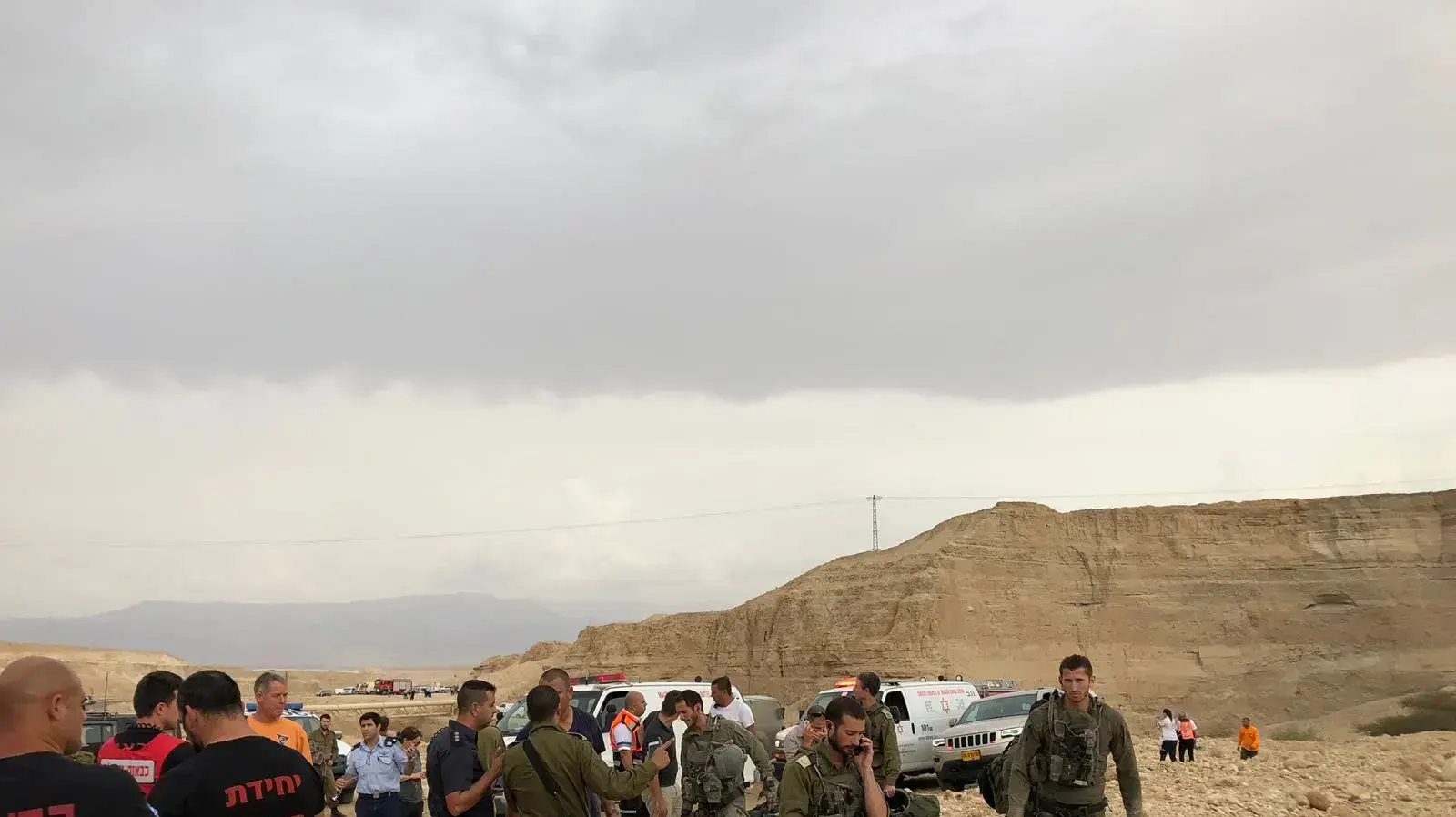 אוטובוס של נערים נקלע לשיטפון במהלך טיול בנחל צפית שבערבה. שוטרים, מתנדבים מיחידת החילוץ ערבה ומסוקים של צה"ל הוזעקו לחלץ את הנערים אוטובוס של נערים נקלע לשיטפון במהלך טיול בנחל צפית שבערבה. שוטרים, מתנדבים מיחידת החילוץ ערבה ומסוקים של צה"ל הוזעקו לחלץ את הנערים