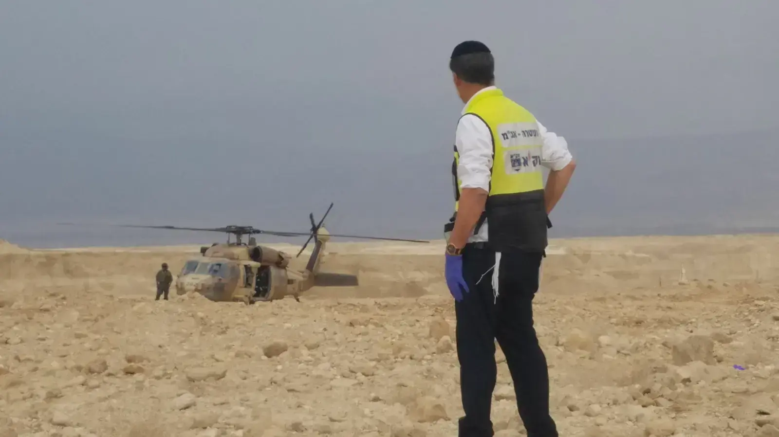 אוטובוס של נערים נקלע לשיטפון במהלך טיול בנחל צפית שבערבה. שוטרים, מתנדבים מיחידת החילוץ ערבה ומסוקים של צה"ל הוזעקו לחלץ את הנערים
אוטובוס של נערים נקלע לשיטפון במהלך טיול בנחל צפית שבערבה. שוטרים, מתנדבים מיחידת החילוץ ערבה ומסוקים של צה"ל הוזעקו לחלץ את הנערים
