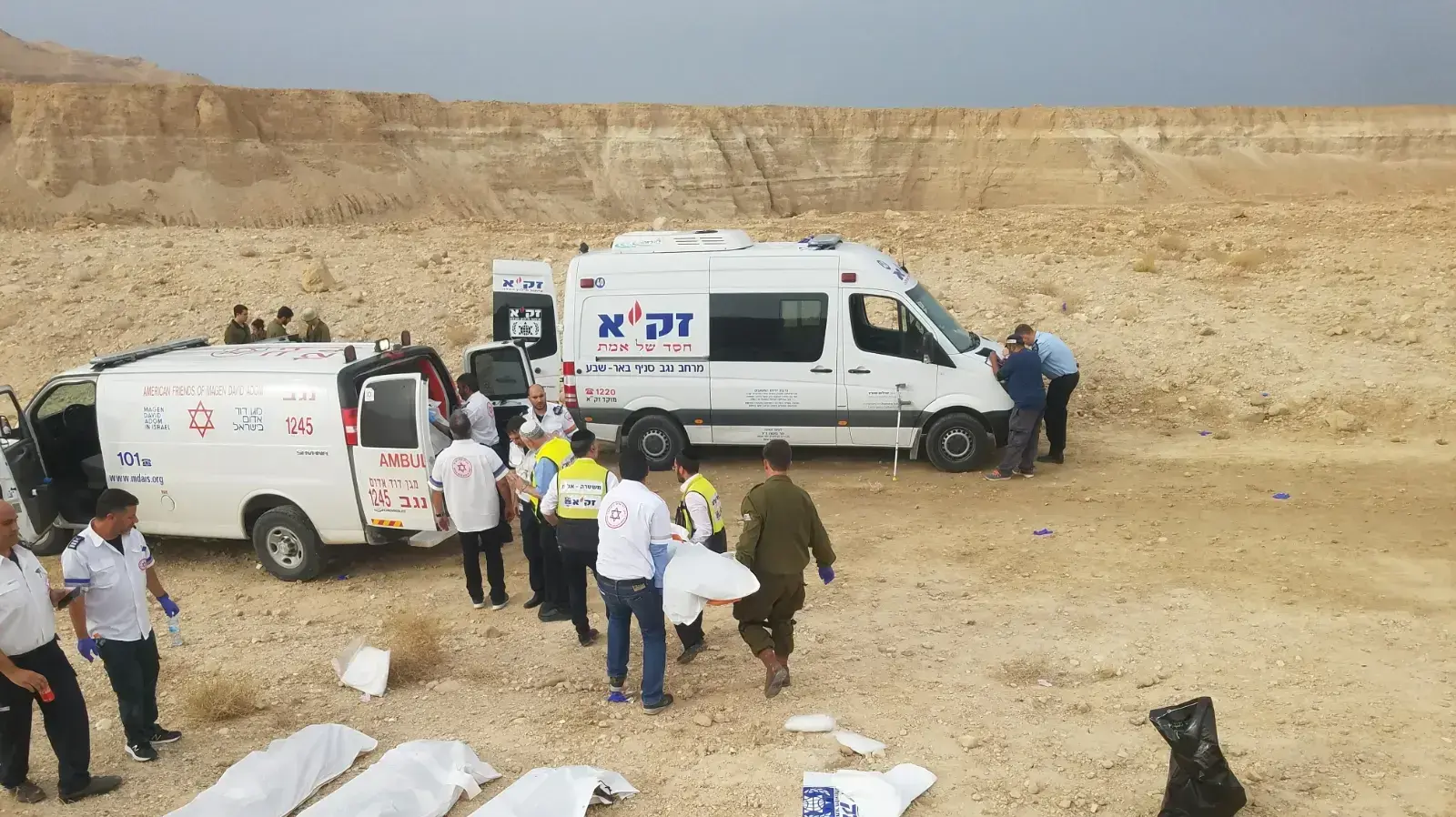 אוטובוס של נערים נקלע לשיטפון במהלך טיול בנחל צפית שבערבה. שוטרים, מתנדבים מיחידת החילוץ ערבה ומסוקים של צה"ל הוזעקו לחלץ את הנערים
אוטובוס של נערים נקלע לשיטפון במהלך טיול בנחל צפית שבערבה. שוטרים, מתנדבים מיחידת החילוץ ערבה ומסוקים של צה"ל הוזעקו לחלץ את הנערים