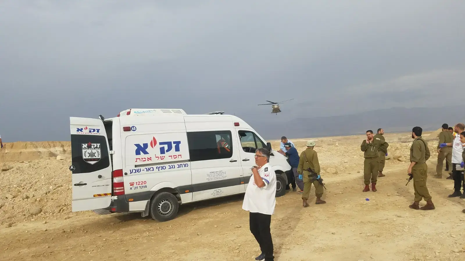 אוטובוס של נערים נקלע לשיטפון במהלך טיול בנחל צפית שבערבה. שוטרים, מתנדבים מיחידת החילוץ ערבה ומסוקים של צה"ל הוזעקו לחלץ את הנערים
אוטובוס של נערים נקלע לשיטפון במהלך טיול בנחל צפית שבערבה. שוטרים, מתנדבים מיחידת החילוץ ערבה ומסוקים של צה"ל הוזעקו לחלץ את הנערים