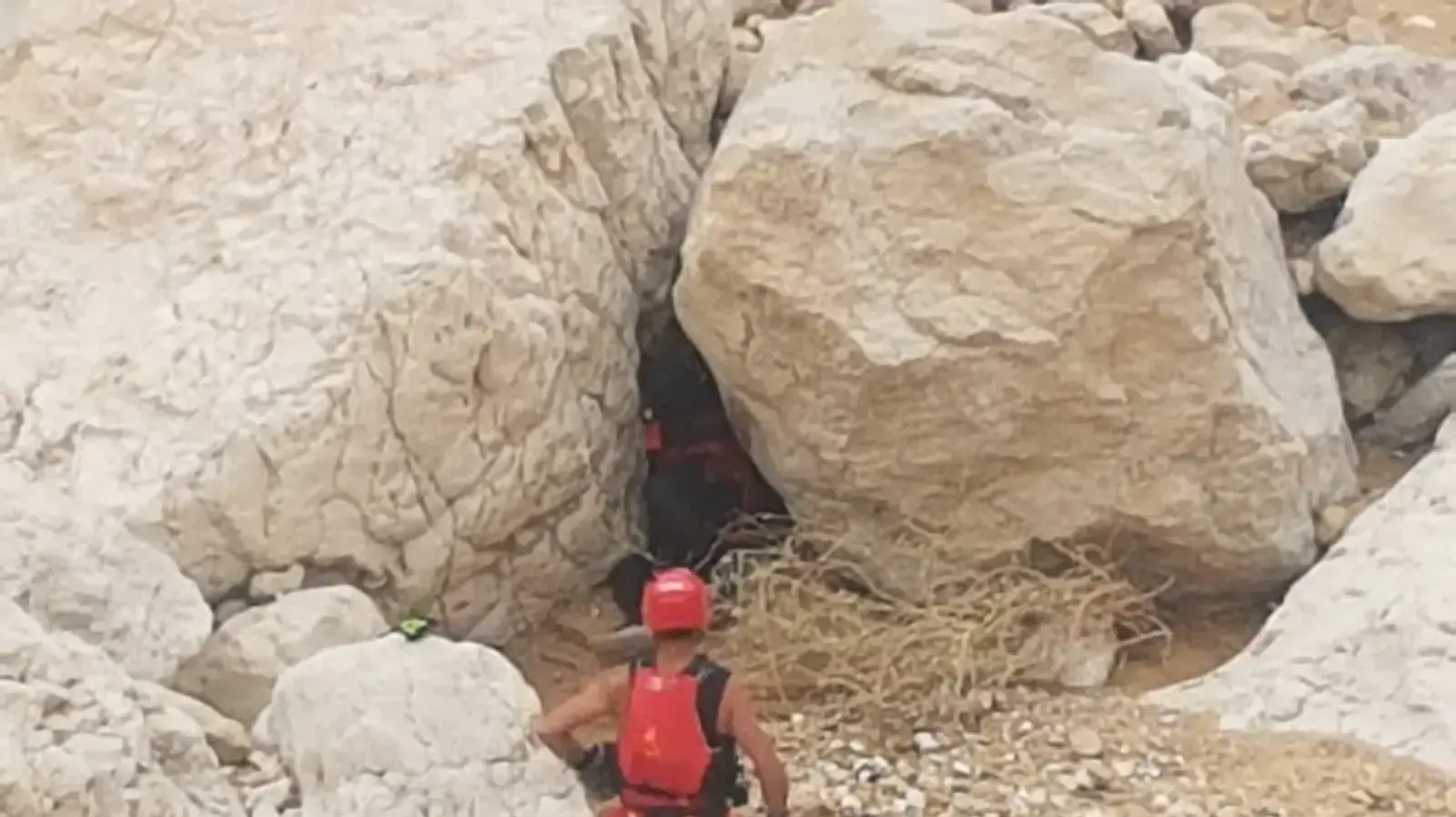 אוטובוס של נערים נקלע לשיטפון במהלך טיול בנחל צפית שבערבה. שוטרים, מתנדבים מיחידת החילוץ ערבה ומסוקים של צה"ל הוזעקו לחלץ את הנערים
אוטובוס של נערים נקלע לשיטפון במהלך טיול בנחל צפית שבערבה. שוטרים, מתנדבים מיחידת החילוץ ערבה ומסוקים של צה"ל הוזעקו לחלץ את הנערים