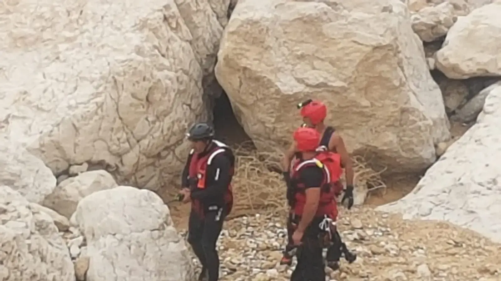 אוטובוס של נערים נקלע לשיטפון במהלך טיול בנחל צפית שבערבה. שוטרים, מתנדבים מיחידת החילוץ ערבה ומסוקים של צה"ל הוזעקו לחלץ את הנערים
אוטובוס של נערים נקלע לשיטפון במהלך טיול בנחל צפית שבערבה. שוטרים, מתנדבים מיחידת החילוץ ערבה ומסוקים של צה"ל הוזעקו לחלץ את הנערים
