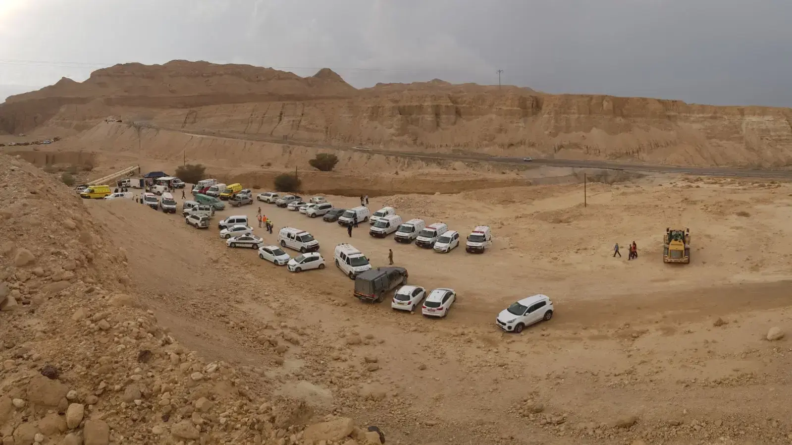 אוטובוס של נערים נקלע לשיטפון במהלך טיול בנחל צפית שבערבה. שוטרים, מתנדבים מיחידת החילוץ ערבה ומסוקים של צה"ל הוזעקו לחלץ את הנערים
אוטובוס של נערים נקלע לשיטפון במהלך טיול בנחל צפית שבערבה. שוטרים, מתנדבים מיחידת החילוץ ערבה ומסוקים של צה"ל הוזעקו לחלץ את הנערים